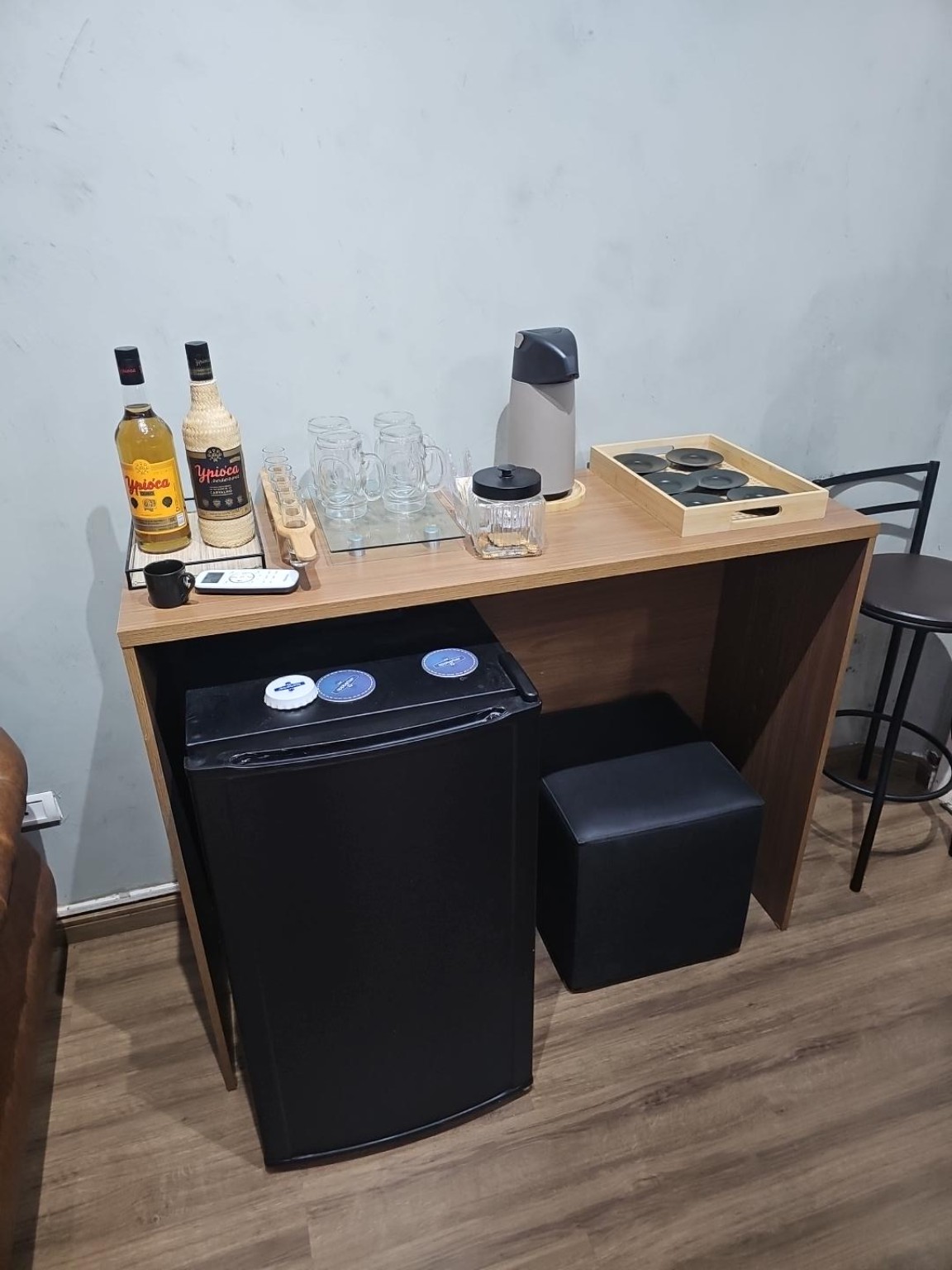Espaço de bebidas da Barbearia Correa